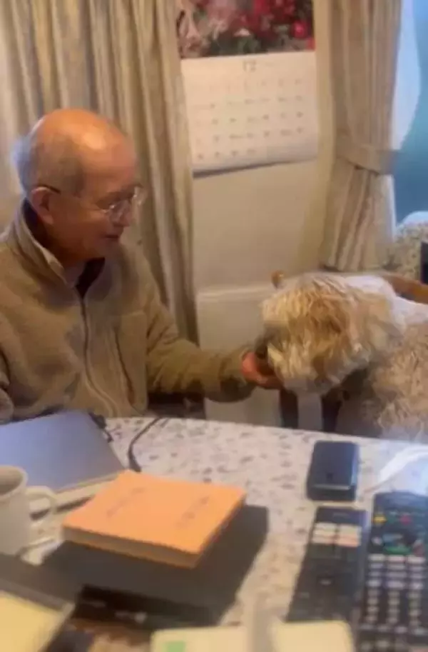 愛犬とおじいさんの微笑ましいやりとり「ずっと見ていたい」「本当の孫みたい」「優しい時間が流れてる」