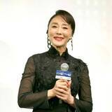 「「おみ足ステキです」元祖トレンディー女優65歳、ハワイでニーハイ姿披露　夫を顔出し…反響「旦那様イケメン」「俳優さんかと」」の画像1