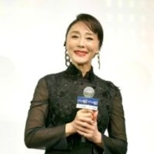 「おみ足ステキです」元祖トレンディー女優65歳、ハワイでニーハイ姿披露　夫を顔出し…反響「旦那様イケメン」「俳優さんかと」