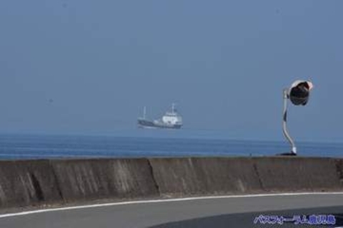 桜島で撮れた“宙に浮く船”に驚き　黄砂で霞む海の上、船体だけがふわり　「合成ではありません」乗っていた人も反応