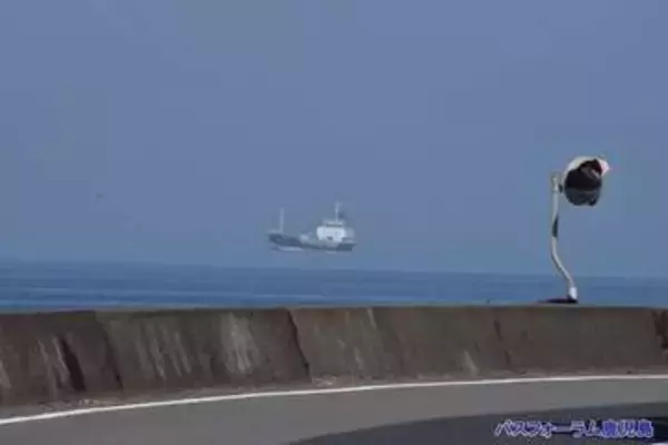 桜島で撮れた“宙に浮く船”に驚き　黄砂で霞む海の上、船体だけがふわり　「合成ではありません」乗っていた人も反応