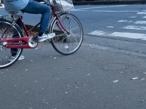 信号のない横断歩道……自転車に「乗って渡る」「降りて渡る」で、交通ルールが違う！？【4月から自転車の青切符スタート】