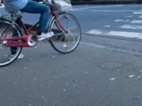 信号のない横断歩道……自転車に「乗って渡る」「降りて渡る」で、交通ルールが違う！？【4月から自転車の青切符スタート】