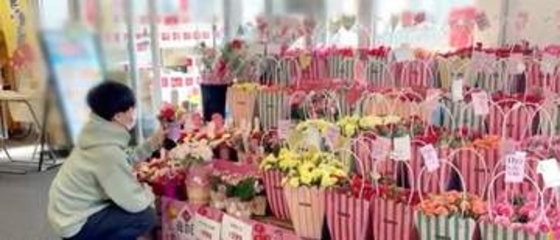 女手一つで5人の息子を育てたお母さんへ　三男と四男が恒例の母の日ディナーでおもてなし　ホットアイマスクの贈り物に母感激