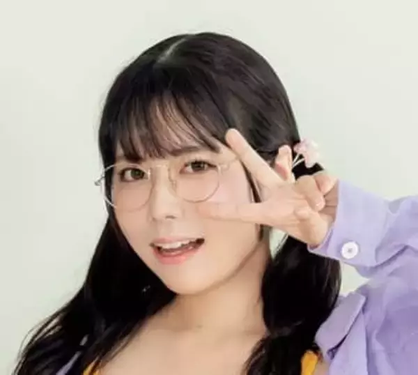 えなこ＆東雲うみ＆南あみ、セクシーなバックショット　平成の雰囲気漂うビキニ姿を披露