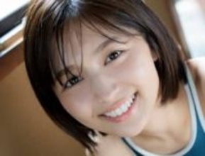 26歳女優、制服グラビアで天使の笑み　タイトなワンピース水着も　「ENTAME 36℃」特別版表紙に登場