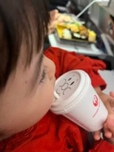 機内で泣き出した娘に、CAさんが“神対応”　アンパンマン動画がストップし涙…手渡された“あるもの”とは「心遣い完璧」