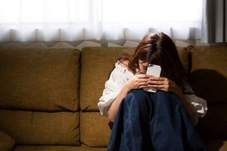 スマホが強制解約されてしまった……約半数が「誰にも相談できなかった」　特に50代に顕著、なぜ？