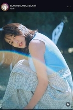 椅子にまたがり“むぎゅっ”ポーズ　Hカップの31歳グラドル　「ちよちゃん白めっちゃ似合ってる」「爆売れ間違いなしやね」