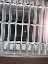 AirPodsを側溝に落として絶望…救出するため、家電量販店へ→「世界一無駄な出費」「おもろすぎるw」