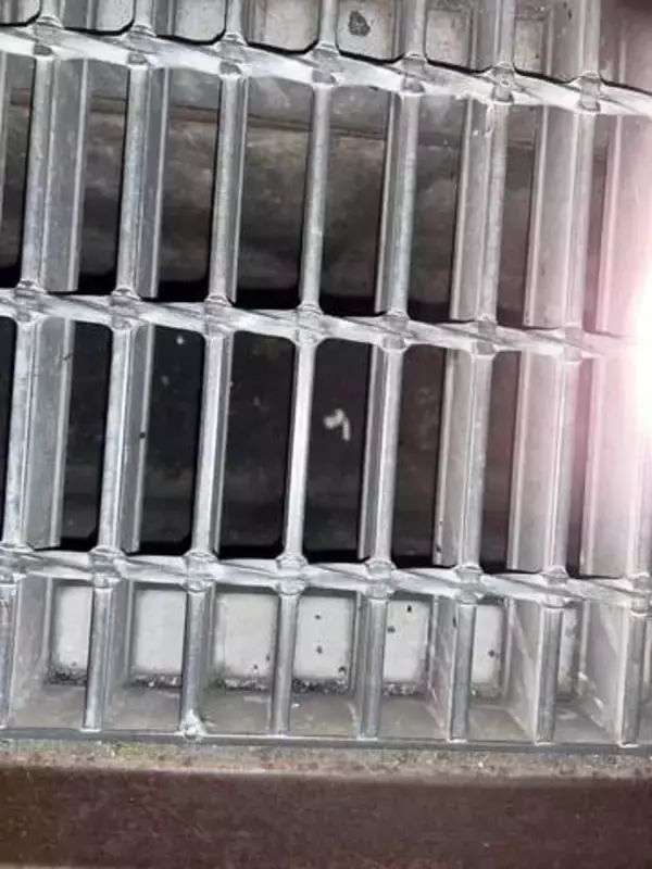 AirPodsを側溝に落として絶望…救出するため、家電量販店へ→「世界一無駄な出費」「おもろすぎるw」