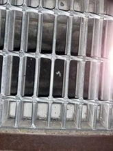 AirPodsを側溝に落として絶望…救出するため、家電量販店へ→「世界一無駄な出費」「おもろすぎるw」