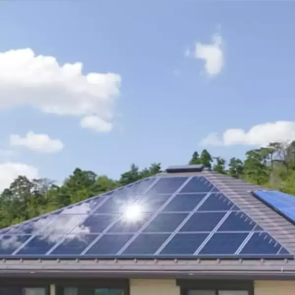 隣家からの太陽光パネルの光が……「リビングにいると、まぶしくて限界！」　お願いしても無視され、泣き寝入りしかないの？【弁護士が解説】