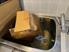 会社の浴室を物置代わりにしてたら→「いつの間にか水が溜まって……」　大惨事に「マコモ湯」「廃墟の水溜り」