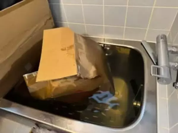 会社の浴室を物置代わりにしてたら→「いつの間にか水が溜まって……」　大惨事に「マコモ湯」「廃墟の水溜り」