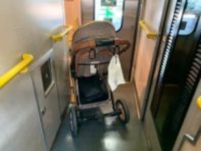 グリーン車に乗ったら→放置されたベビーカーが出入り口を塞ぎ、批判や共感「折り畳むのがマナー」「ワンオペ移動なら手が空かない」