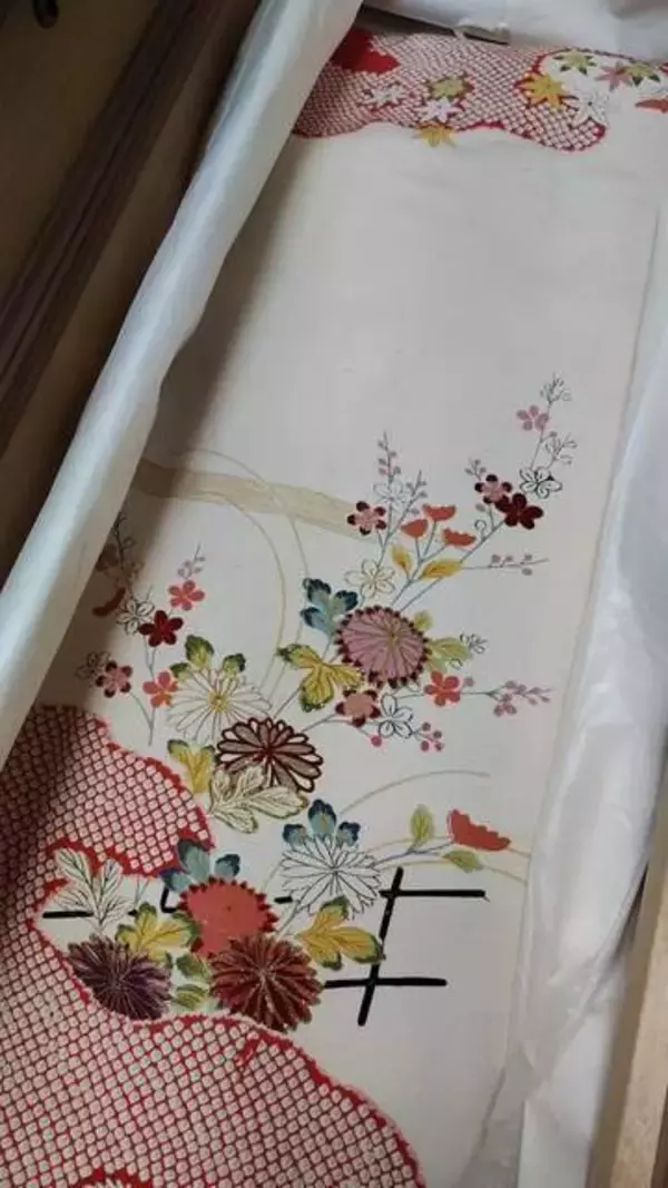 「えっ？かわいい！」亡き母のタンスで見つけた「60年前の振袖」 → 「せめて最後に」と、父と一緒に……　「着物が喜んでいる」「気に入ったので譲ってほしい」