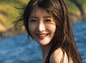 笑いコンビ「爆乳パンチ」でも活躍　101・64・100グラドル原つむぎ　初夏の大島で最大露出