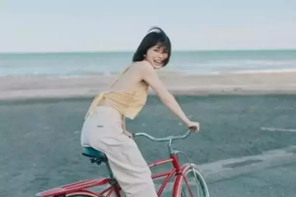 美肌きらめくプールサイド　ピンクのタンクトップ姿で水遊び　長濱ねるの涼しげオフショット