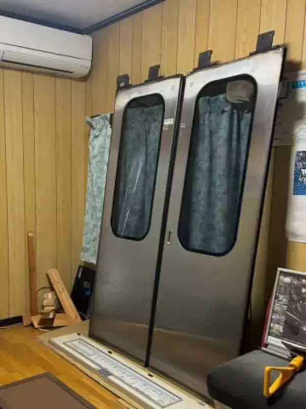3万5千円で電車ドアを購入した鉄道ファンの息子　お父さん「我が家が電車に変わるのは悲しい」、お母さんの反応は？