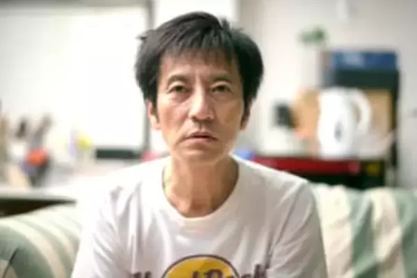 撮休の朝、津田寛治は午前11時カラオケボックスへ　ドラマ「9係」で共演した故渡瀬恒彦さんに少しでも近づくために