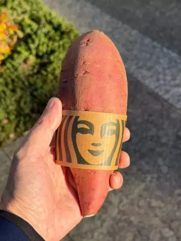 「「焼き芋食べるのにちょうどいい」スターバックスのスリーブの意外な活用法」の画像