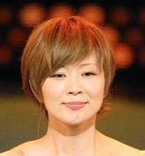椎名林檎47歳、光り輝く白髪＆純白コスチュームにネット大反響　「肌も首も手も腕も全部白くてきれい」「ますます神々しさが増しておられる」