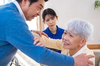 大腸がんでも「入院必要なし」と言われた75歳母　数日で食欲も体力も低下、トイレも行けず「介護認定が間に合わない！」家族はどうすれば？【社会福祉士が解説】