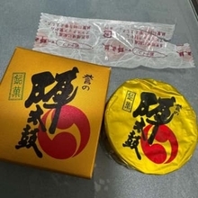 「なにこれ開かない！？」 底面にがっちり貼られたシール　熊本銘菓と10分間の格闘に「笑っちまった」「分かります」