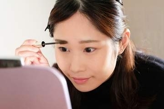 【最新眉毛トレンド】眉メイク用コスメ「眉コンシーラー」が約2倍に増加　好印象を与える“正解眉”の条件とは？