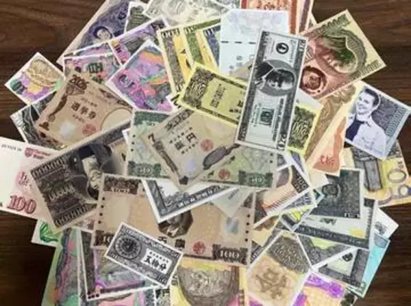 「造幣局の技師に」「才能の無駄遣いすぎて好き」　小2で始めた架空国家の紙幣づくり　机いっぱいに並ぶ力作たち