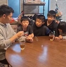 パパの手品に驚く長男の後ろで…弟たちの見事な連携プレー！　動画は308万回再生「演技力抜群！」「幸せな時間♡」
