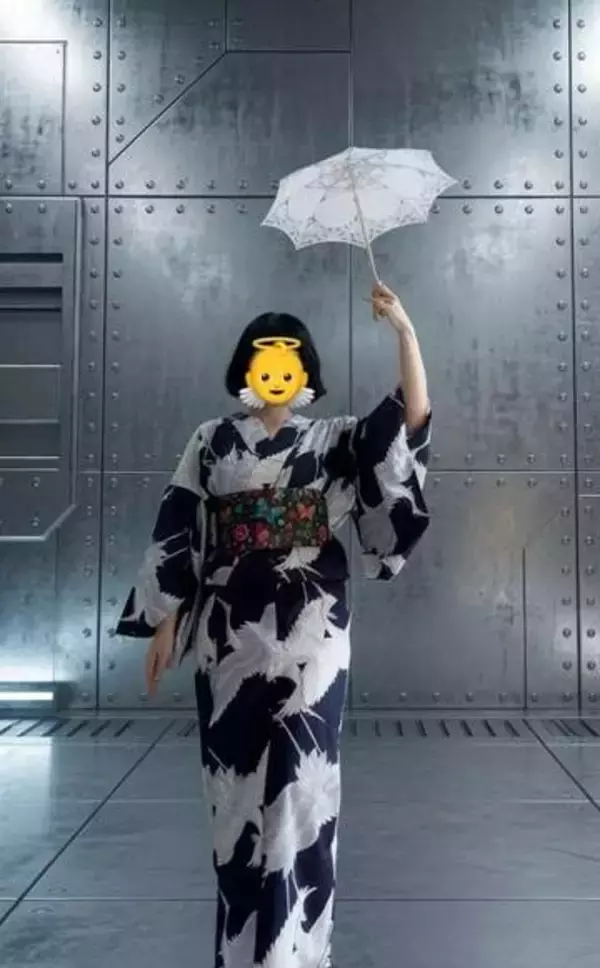 レースの日傘を買ったら……そのサイズ感に「トトロで笑った」「逆に可愛い」「通販あるあるすぎる」