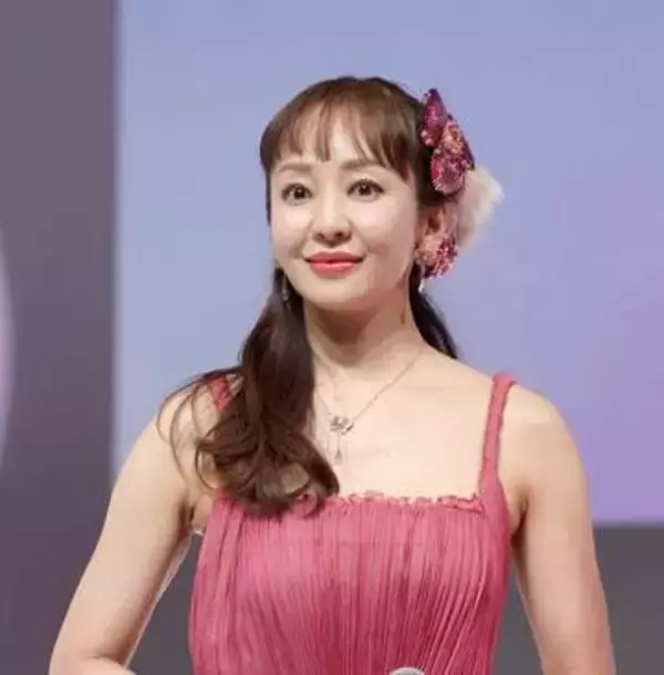 「大人の階段を…」51歳タレント、セレブ→タンクトップ姿で印象ガラリ　老後を見据えて…スタイル抜群コーデを披露