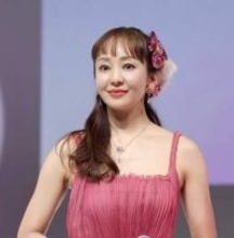 「大人の階段を…」51歳タレント、セレブ→タンクトップ姿で印象ガラリ　老後を見据えて…スタイル抜群コーデを披露