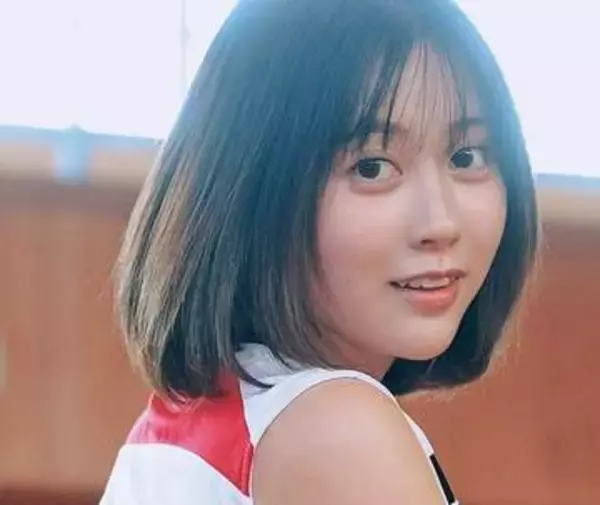 「ドキドキカットまで見れちゃいます」　むちむちヒップでユニフォームがパンパン　人気沸騰コスプレ美女、運動部合宿グラビアで魅了