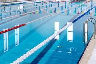 子どものプール授業「年2回だけ」「外部委託でバス送迎」…猛暑で変わった学校や園の「水泳授業」