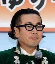 「ルネッサ〜ンス！」で人気博したお笑いコンビの52歳芸人　ニヒルなイケオジに華麗にイメチェン　芸能界きってのワイン通
