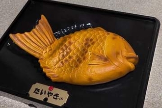 懐かしの名曲「およげ！たいやきくん」を歌いながら、体をバタバタ……オモチャのたい焼き動画がシュールすぎる
