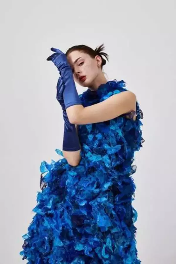 素敵なドレス…実は運動会でよく使う「アレ」でできています　「すごい！」「カワエエです」