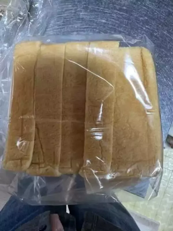 「1、2、3、4、5ーー！？」高級食パンを5枚切りで頼んだら、なぜか1枚だけ…「太っちょがまぎれこんでる」「バイトでも、もう少し上手く」