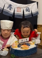 「なんちゅう顔して…！」おうち回転寿司をガン見する1歳妹　触らないように我慢する姿に「かわいすぎる♡」　姉妹のキュートな女子ご飯