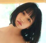 「「横からのアングル見たいでしょ？」純白ビキニでまたがりポーズ　22歳アイドルのプライベート感満載カット　「挑発あざっす」「後ろからが良いですね」」の画像1