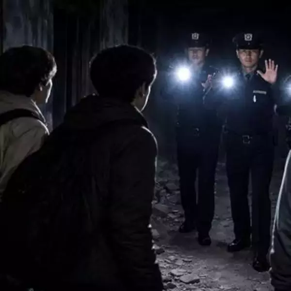 バリケード突破し廃墟に侵入　ノリで友人と肝試しを楽しむ大学生　点滅する赤い光とともに現れたのは…【弁護士が解説】