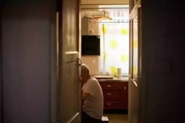 独居の79歳父　「よく道に迷っているみたい」とご近所さん　大量の同じ食材、賞味期限切れも…気づきたい”小さな違和感“【社会福祉士が解説】