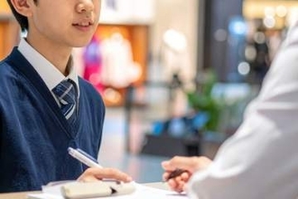 高1男子にとつぜん届いた「定期便」→ショッピングモールで「話を聞いてくれる？」と言われて……　解約できず焦った母、その後は？「世間知らずの子はカモ」「名前や住所、安易に書いてはダメ！」