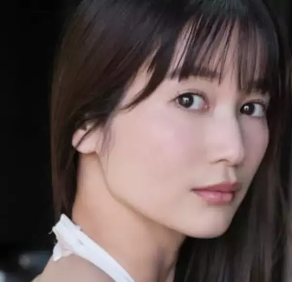 サイド全開ドレスで美バストあらわ　妖艶さダダ漏れの33歳女優　圧巻ヒップの見返りポーズで悩殺