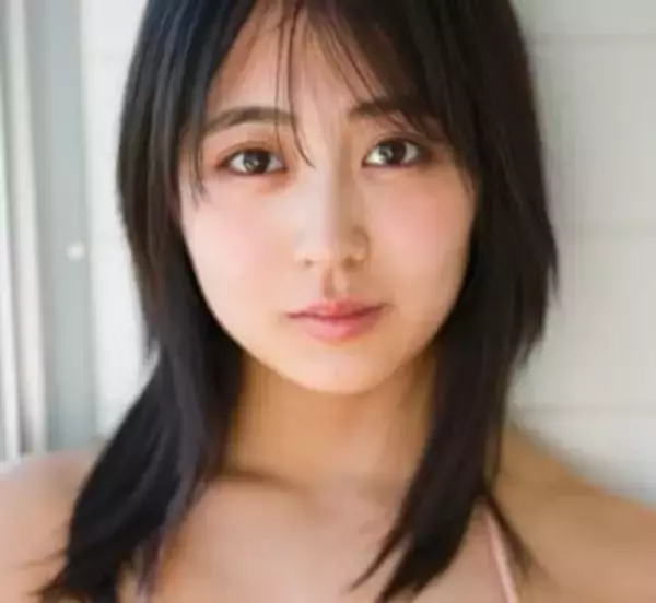 こぼれそうな90センチバスト　21歳女優がカルバン・クラインのアンダーウェア姿披露