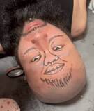 「油性マジックで夫の顔に、イラストレーターの妻が落書き……逆から見ても顔に見える！？　夫「まさに匠の技ですね」」の画像1