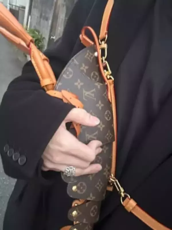 「良さが分からない」と批判も…ルイ・ヴィトンの110万円エビ型バッグ、なぜ購入！？ 「物は入らないし目立つけど、舐めてほしくない」理由